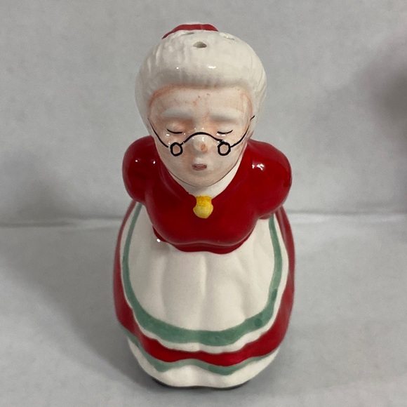 Kissing Santa And Mrs. Claus Salt and Pepper Shakers Christmas Table Kitschy - Picture 2 of 16